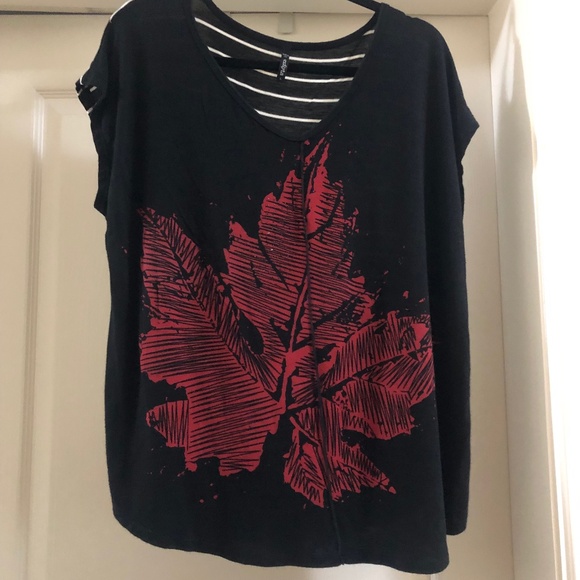 Large black tee with red maple leaf cap sleeve relaxed fit - Picture 1 of 4